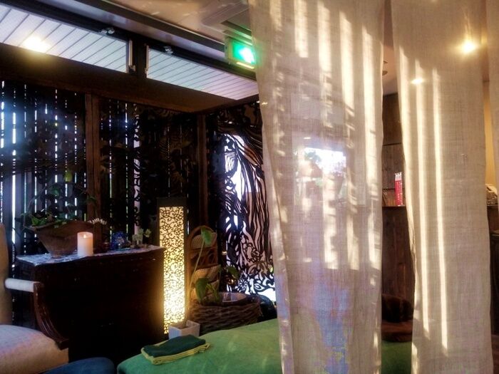 北口店内日差し1